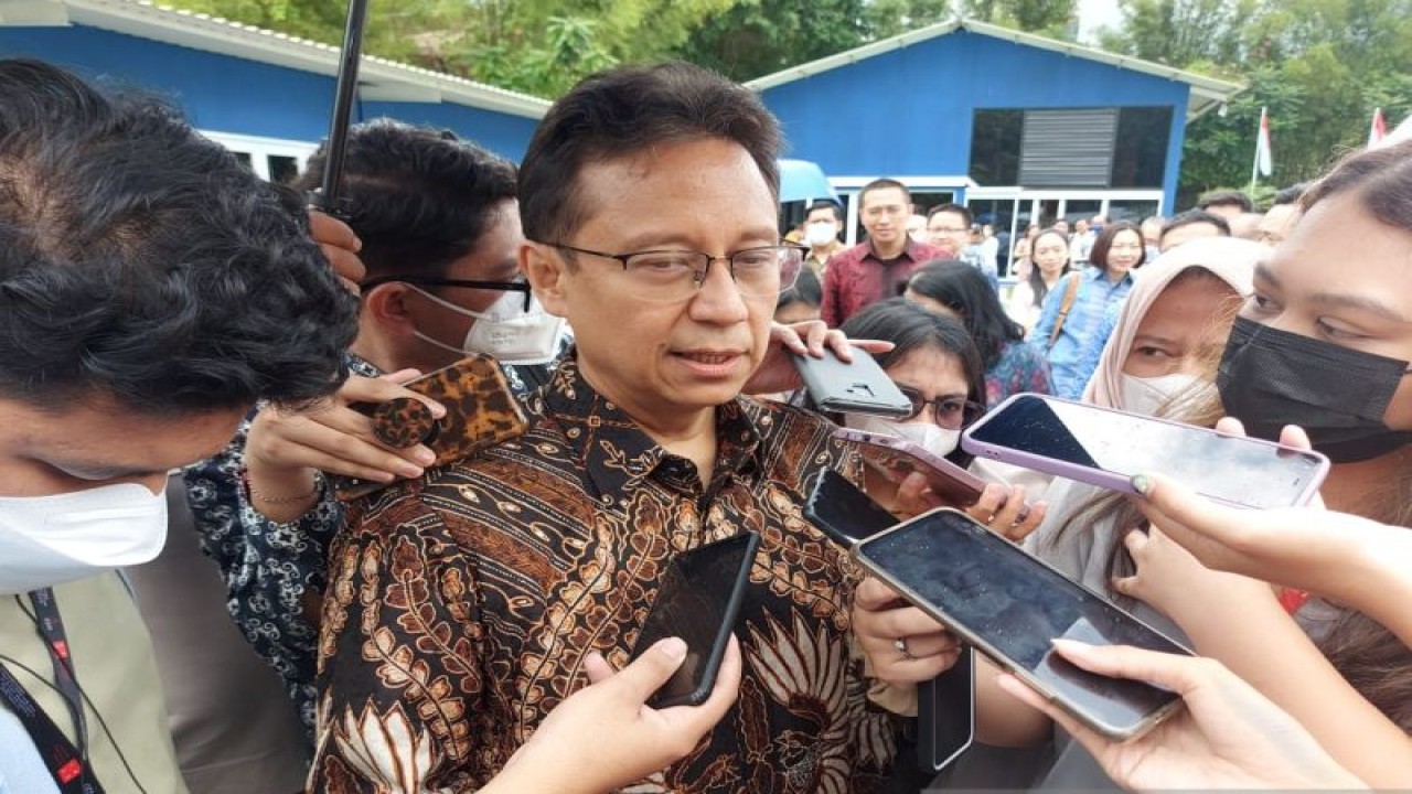 Menteri Kesehatan RI Budi Gunadi Sadikin saat memberikan keterangan kepada wartawan usai Peluncuran Laboratorium Genomik di Jakarta, Senin (20/2/2023). (ANTARA/Andi Firdaus).