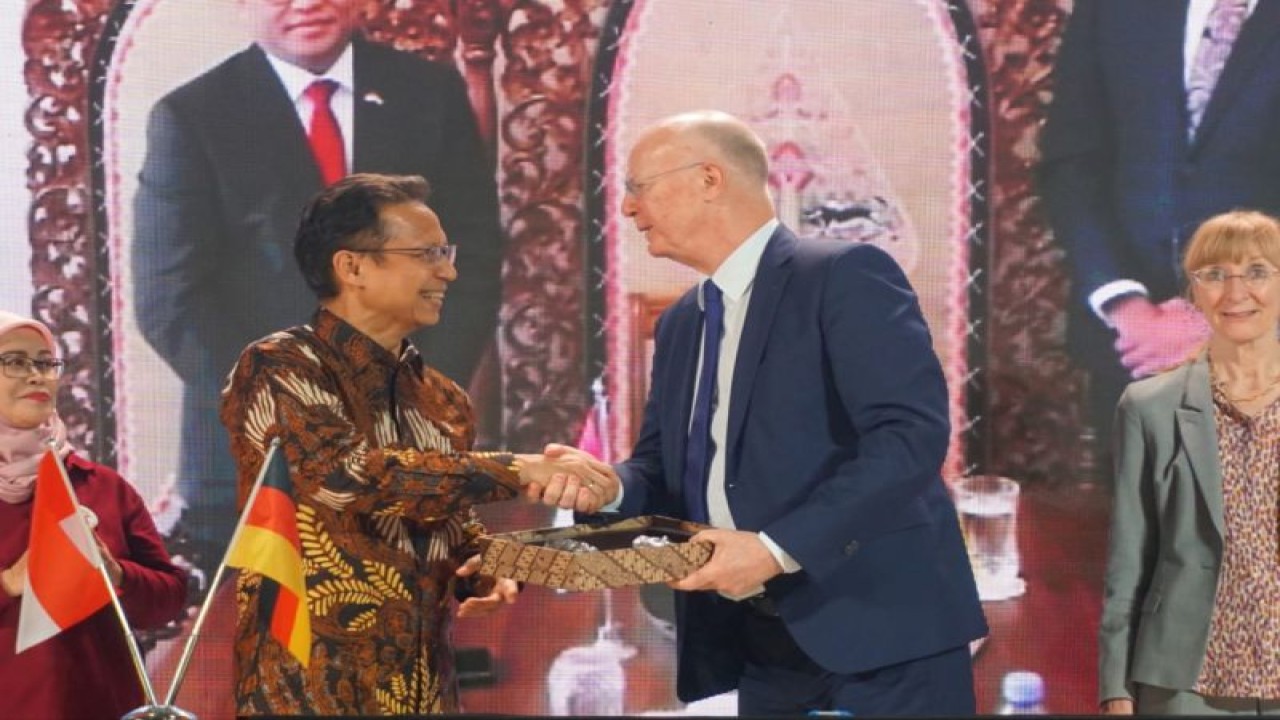 Menteri Kesehatan Budi Gunadi Sadikin (kiri) dan Direktur Goethe-Institut Wilayah Asia Tenggara, Australia, dan Selandia Baru Dr. Stefan Dreyer (kanan) berjabat tangan setelah penandatanganan MoU di Jakarta pada Senin (30/1/2023). (ANTARA/HO-Goethe-Institut Jakarta)