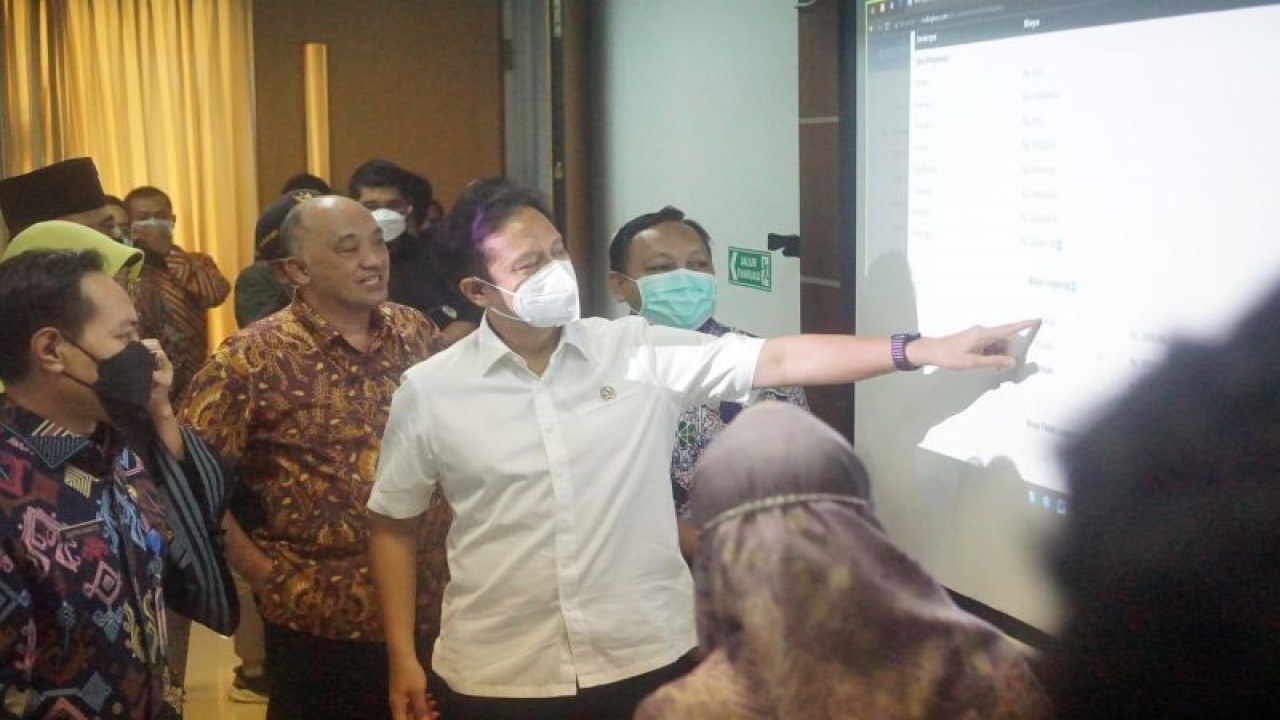 Menteri Kesehatan Budi Gunadi Sadikin (tengah) mempelajari sistem payrol dan renumerasi SDM nakes maupun nonnakes di RSUD dr. Iskak Tulungagug, Jawa Timur, Kamis (2/2/2022). Dalam kunjungan kerjanya itu, Menkes menyatakan tertarik mengadopsi tata kelola layanan perumahsakitan RSUD dr. Iskak Tulungagung yang sudah berbasis cost unit secara terperinci dan transparan untuk mereformasi sistem layanan kesehatan secara nasional. ANTARA FOTO/Destyan Sujarwoko (ANTARA FOTO/Destyan Sujarwoko)