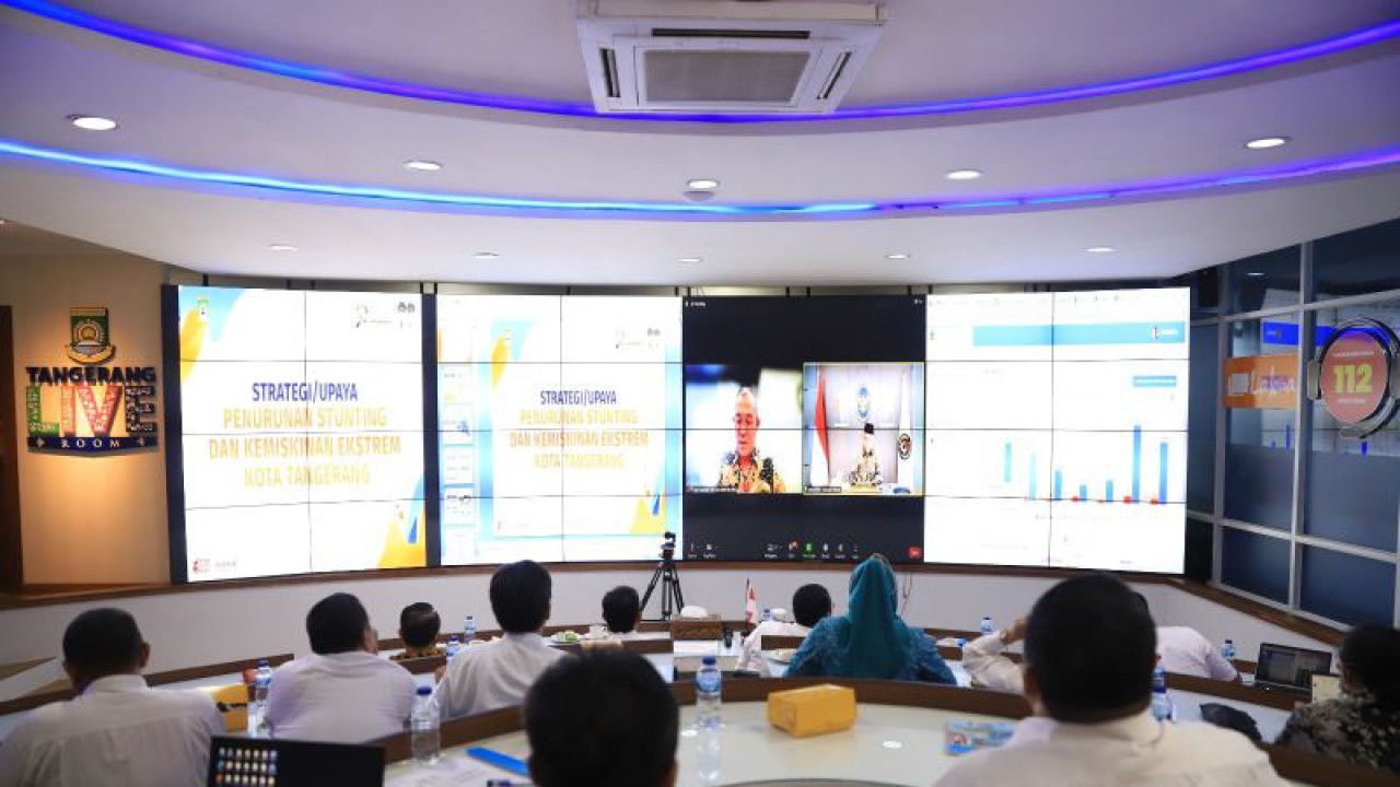Forkopimda Kota Tangerang menggelar rapat penanganan stunting dengan Menko PMK pada hari Jumat secara daring di Tangerang LIVE Room.