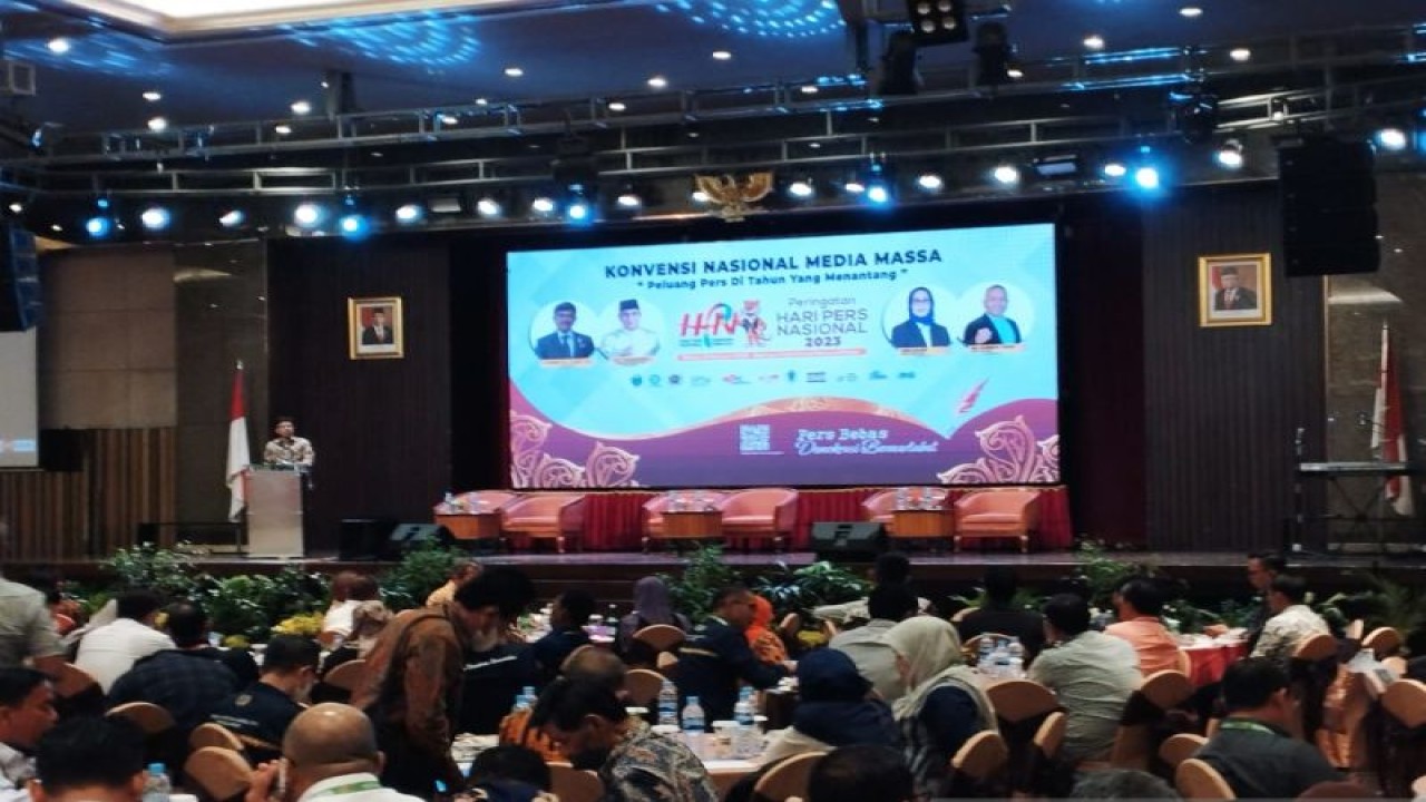 Menteri Komunikasi dan Informatika Johnny G. Plate memberikan pengarahan pada Konvensi Media Massa dalam rangkaian Hari Pers Nasional (HPN) 2023 di Medan, Sumut, Rabu (8-2-2023). ANTARA/Munawar