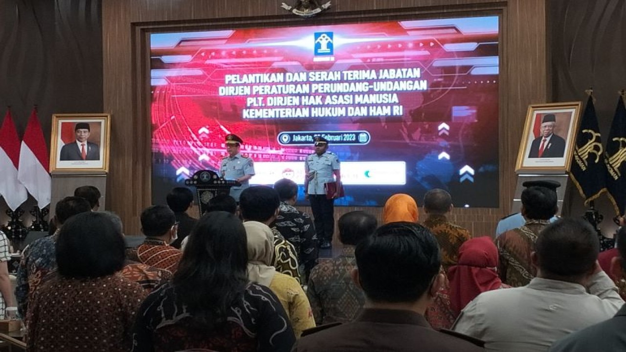Menkumham Yasonna Hamonangan Laoly saat melantik dan mengambil sumpah jabatan Direktur Jenderal Peraturan Perundang-undangan definitif Asep N. Mulyana di Jakarta, Kamis (23/2/2023). (ANTARA/Muhammad Zulfikar)