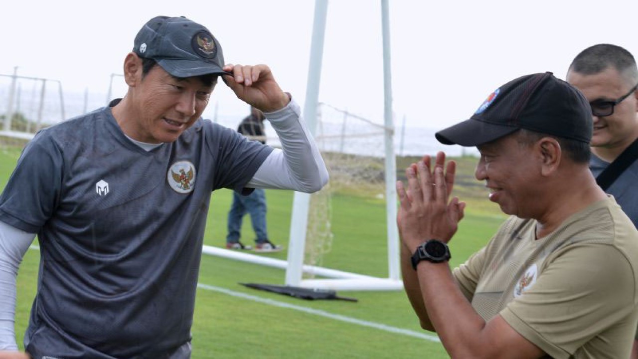 Menteri Pemuda dan Olahraga (Menpora) Zainudin Amali (kanan) memberi salam pelatih Tim Nasional Indonesia Shin Tae-yong (kiri) saat meninjau pemusatan latihan di Training Ground Bali United, Pantai Purnama, Gianyar, Bali, Sabtu (3/12/2022). Peninjauan itu dilakukan Menpora Zainudin Amali untuk memastikan persiapan Timnas sepak bola Indonesia sekaligus memberikan motivasi kepada para pemain menjelang Piala AFF 2022. ANTARA FOTO/Fikri Yusuf/hp