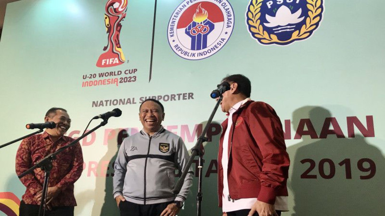 Menteri Pemuda dan Olahraga RI Zainudin Amali (tengah), Ketua Umum PSSI Mochamad Iriawan (kanan), dan Kepala Bidang Pemuda dan Olahraga Disdikpora Bali Dana Tenaya (kiri) memberi keterangan kepada media selepas FGD penyempurnaan Inpres No. 3 Tahun 2019 di Nusa Dua, Badung, Bali, Jumat (10/2/2023). ANTARA/Genta Tenri Mawangi