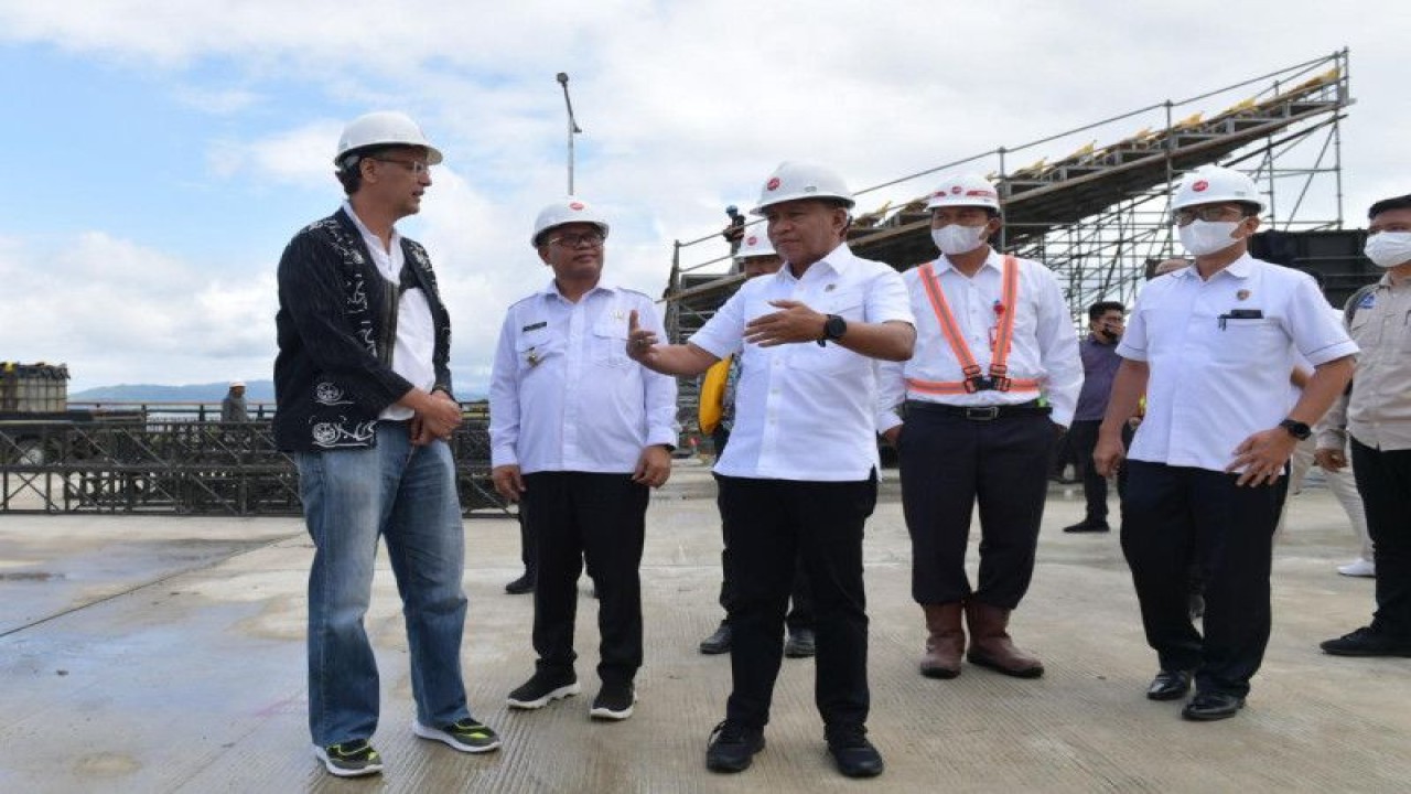 Menpora Zainudin Amali (tengah) meninjau arena utama F1 Powerboat Danau Toba di Lapangan Sisingamangara, Balige, Kabupaten Toba, Sumatera Utara, Rabu (15/2/2023). (ANTARA/HO-Kemenpora)