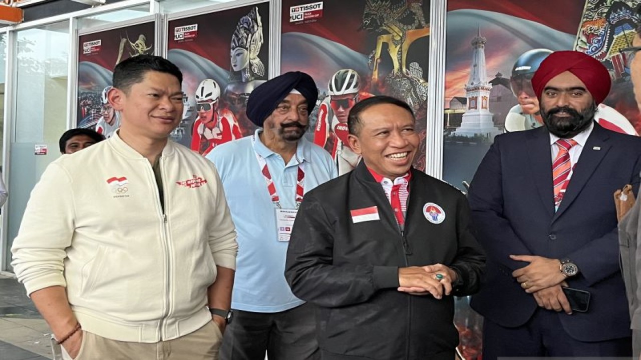 Ketua Komite Olimpiade Indonesia (KOI/NOC Indonesia) Raja Sapta Oktohari menemani Menteri Pemuda dan Olahraga (Menpora), Zainudin Amali usai pembukaan UCI Track Nations Cup 2023 di Jakarta International Velodrome, Jumat (24/2/2023). (ANTARA/Arnidhya Nur Zhafira)
