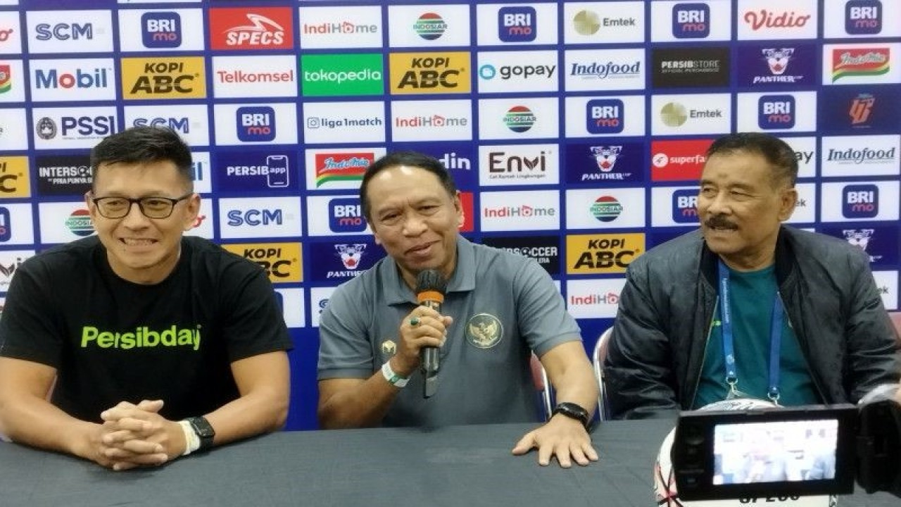 Menteri Pemuda dan Olahraga Zainudin Amali bersama manajemen Persib Bandung di Stadion GBLA, Kota Bandung, Jawa Barat, Minggu (5/2/2023). (ANTARA/Bagus Ahmad Rizaldi)