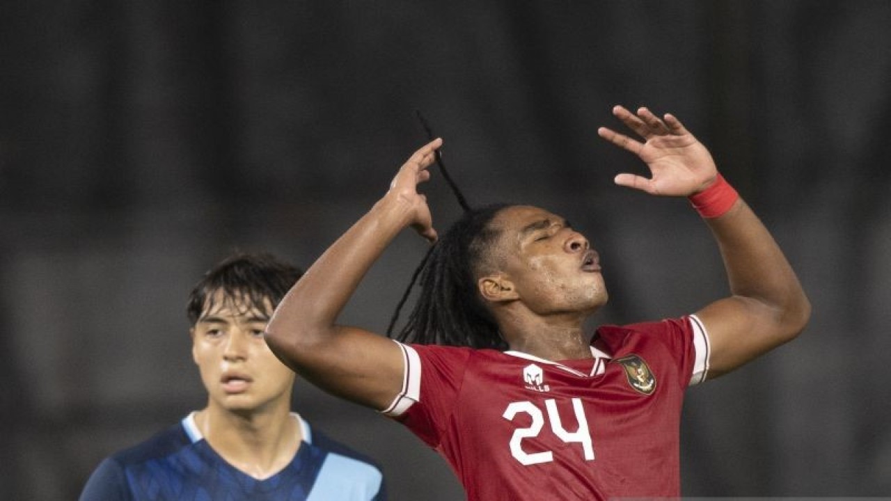 Ekspresi pesepak bola Timnas U-20 Indonesia Ronaldo Kwateh (kanan) usai gagal memasukkan bola saat bertanding melawan timnas U-20 Guatemala pada laga uji coba di Stadion Utama Gelora Bung Karno (SUGBK), Senayan, Jakarta, Selasa (21/2/2023). ANTARA FOTO/Wahyu Putro A/nym. (ANTARA FOTO/WAHYU PUTRO A)