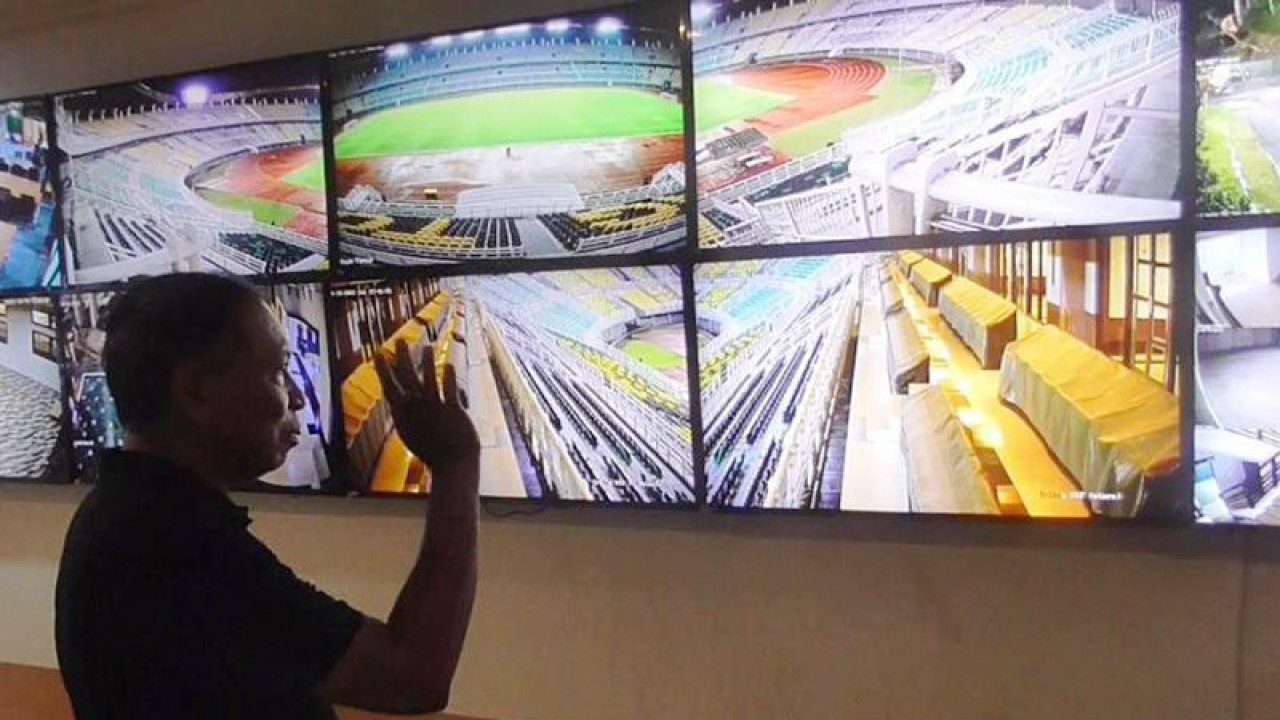 Arsip foto - Menpora Zainudin Amali saat melakukan inspeksi kesiapan Stadion Gelora Bung Tomo Surabaya sebagai salah satu venue putaran final Piala Dunia U-20 tahun 2023, Sabtu malam (15/10/2022), ANTARA/Hanif Nashrullah/aa.