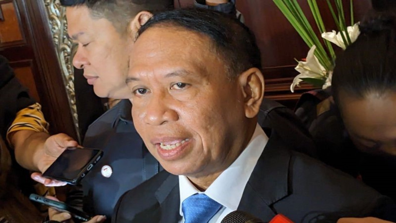 Menteri Pemuda dan Olahraga (Menpora) Zainudin Amali memberikan pernyataan kepada pewarta di sela Kongres Luar Biasa (KLB) PSSI 2023 di Jakarta, Kamis (16/2/2023). (ANTARA/Michael Siahaan)