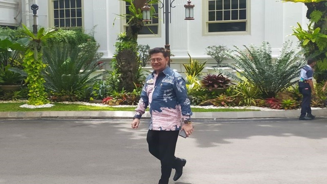 Menteri Pertanian (Mentan) Syahrul Yasin Limpo di Kompleks Istana Kepresidenan, Jakarta, Jumat (17/2/2023). (ANTARA/Indra Arief Pribadi)
