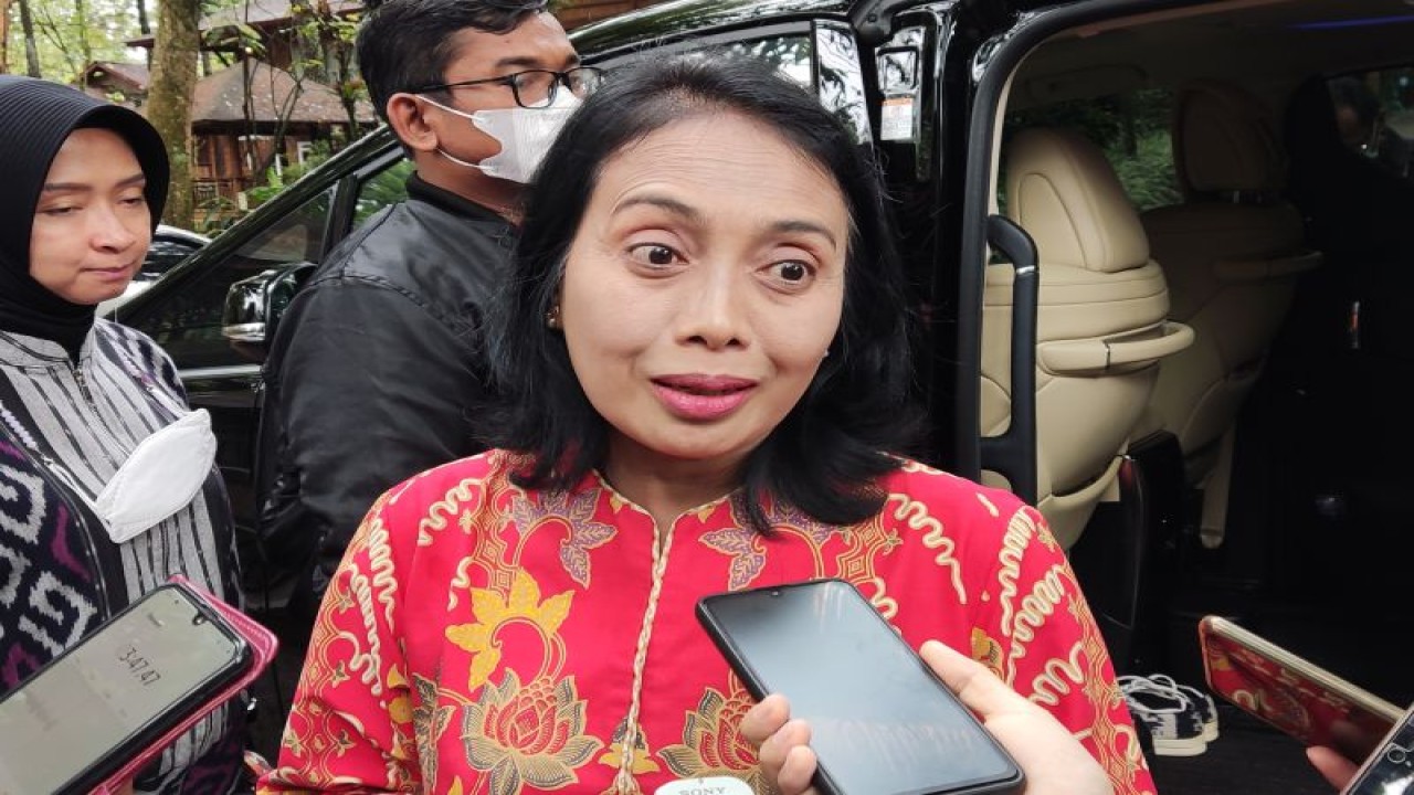 Menteri Pemberdayaan Perempuan dan Perlindungan Anak Bintang Puspayoga di sela-sela acara Media Gathering di Bogor, Jawa Barat, Rabu (1/2/2023). (ANTARA/Anita Permata Dewi)