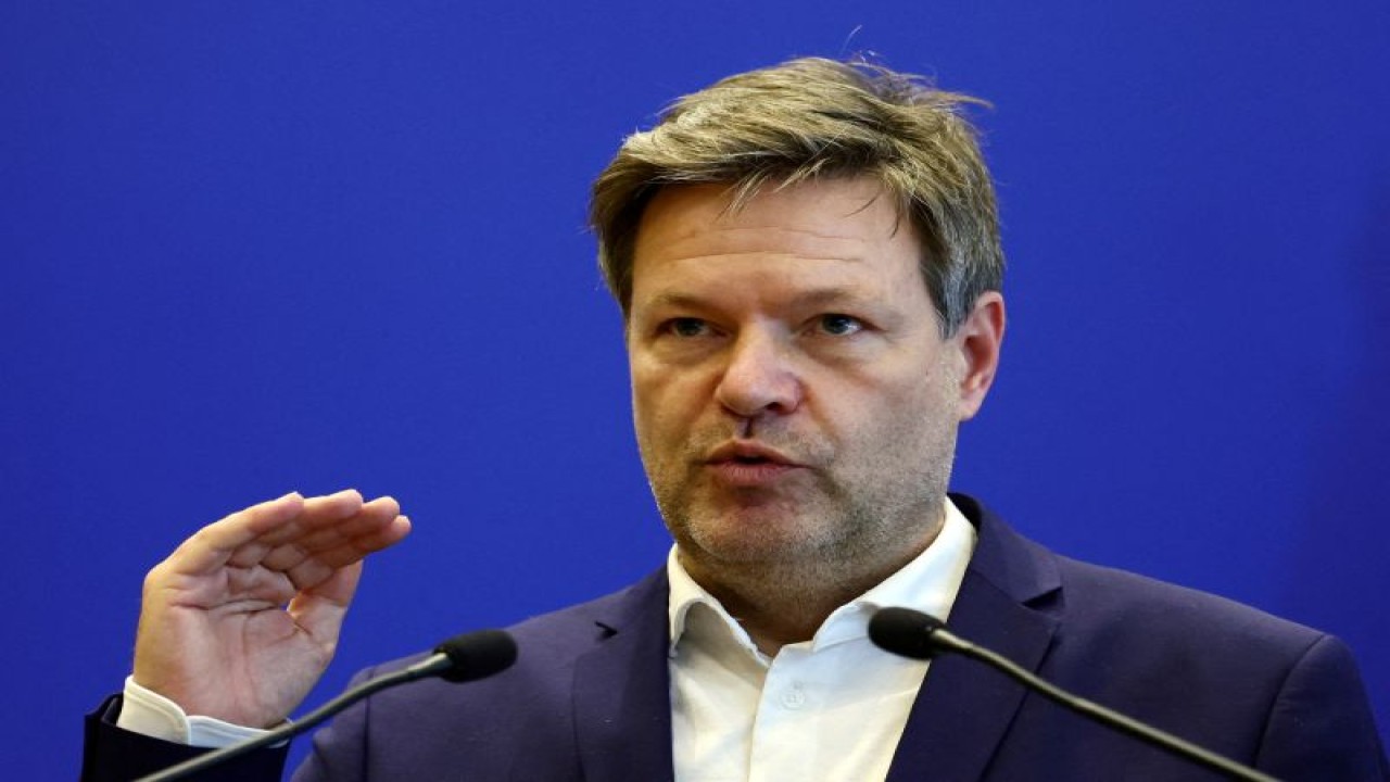 Arsip - Menteri Ekonomi dan Iklim Jerman Robert Habeck memberi isyarat saat dia berbicara selama konferensi pers bersama dengan Menteri Ekonomi dan Keuangan Prancis Bruno Le Maire (tidak terlihat) di Kementerian Bercy di Paris, Prancis, 7 Februari 2022. ANTARA/REUTERS/Sarah Meyssonnier