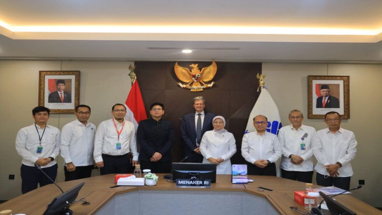 Menteri Ketenagakerjaan, Ida Fauziyah, saat menerima courtesy visit CEO WCC Group, Jan Jensen, di Kantor Kemnaker, Jakarta, Senin (13/2/2023). (ANTARA/HO-Kemnaker).