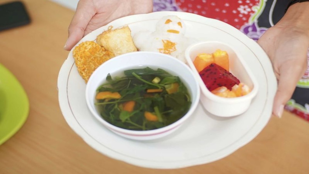 Menu Isi Piringku yang ditunjukkan petugas Dinas Kesehatan Kota Batu pada saat melakukan penguatan edukasi di Kota Batu, Jawa Timur, Selasa (7/2/2023). (ANTARA/HO-Humas Pemkot Batu)