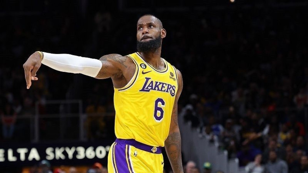 Arsip - Megabintang Los Angeles Lakers LeBron James bereaksi selepas melesakkan tripoin melawan Atlanta Hawks dalam lanjutan NBA di State Farm Arena, Georgia, Amerika Serikat, Jumat (30/12/2022). (ANTARA/AFP/GETTY IMAGES/Kevin C. Cox)
