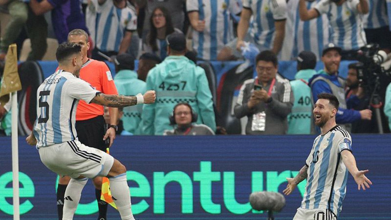 Striker Argentina Lionel Messi saat mencetak gol ketiga timnya dalam final Piala Dunia Qatar 2022 antara Argentina dan Pranci di Lusail Stadium, Minggu (18/12/2022). ANTARA/AFP/Adrian Dennis/am.