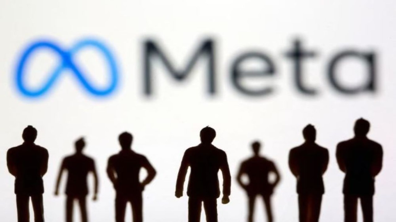 Figur mainan kecil terlihat di depan logo baru Facebook Meta yang ditampilkan dalam ilustrasi, pada 28 Oktober 2021. (Dado Ruvic/Reuters)