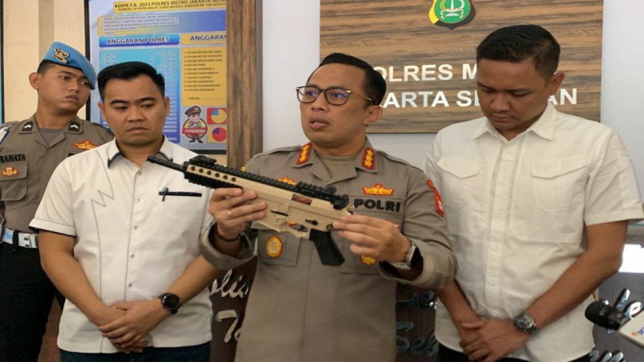 Kapolres Metro Jakarta Selatan Kombes Pol Ade Ary Syam Indradi menunjukkan barang bukti senjata api mainan, Jakarta, Senin (13/2/2023). ANTARA/HO-Polres Metro Jakarta Selatan