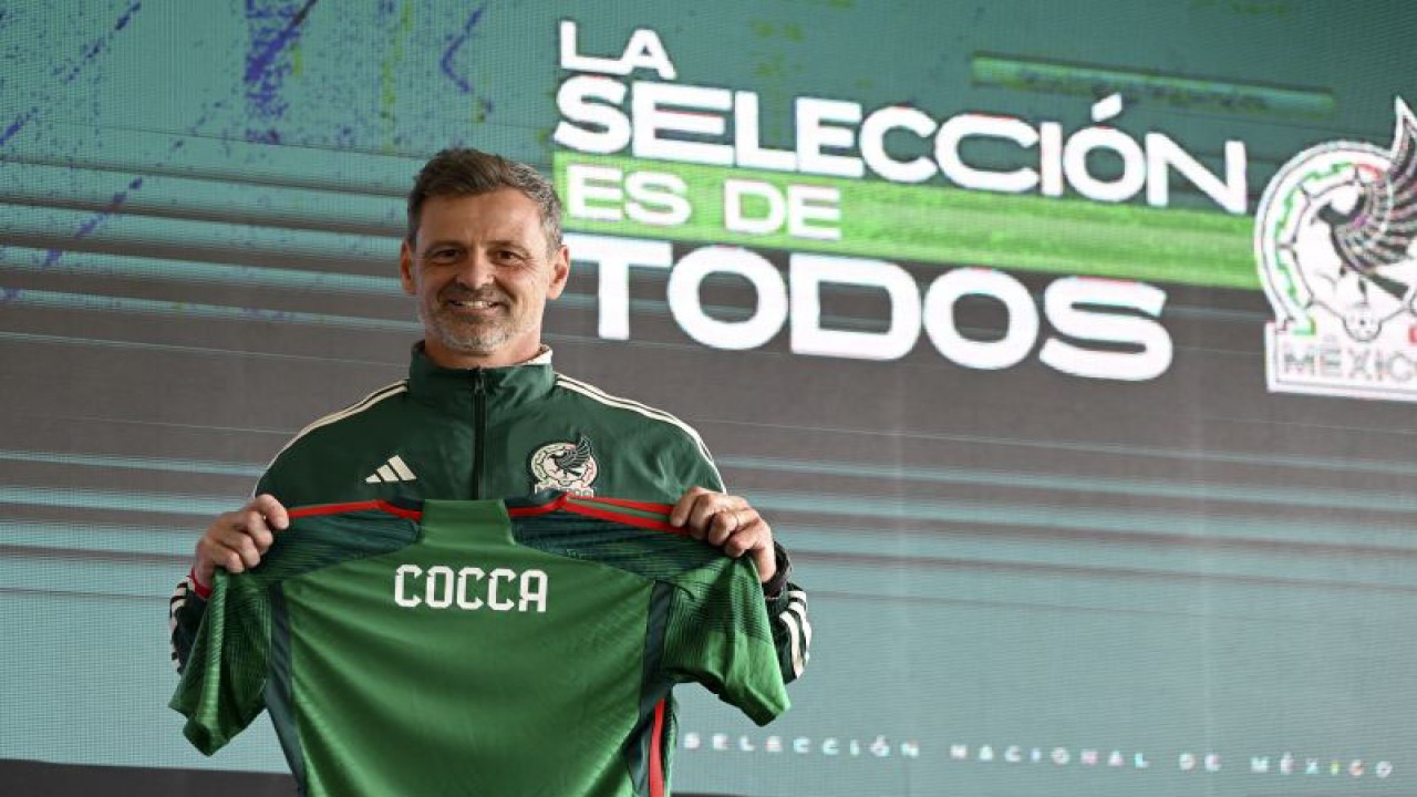 Diego Cocca berpose dengan kaus seragam timnas Meksiko pada acara perkenalannya sebagai pelatih baru timnas Meksiko di markas Federasi Sepak bola Meksiko, Mexico City, Jumat (10/2/2023) (ANTARA/AFP/ALFREDO ESTRELLA)