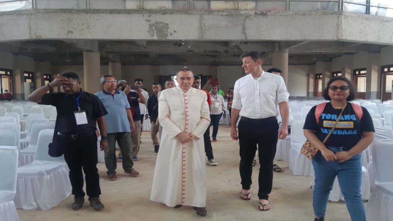 Duta Besar Vatikan untuk Indonesia Mgr Piero Pioppo (kedua dari kiri) saat berada di Gereja Katedral Jayapura, Dok V (ANTARA/Ardiles Leloltery)