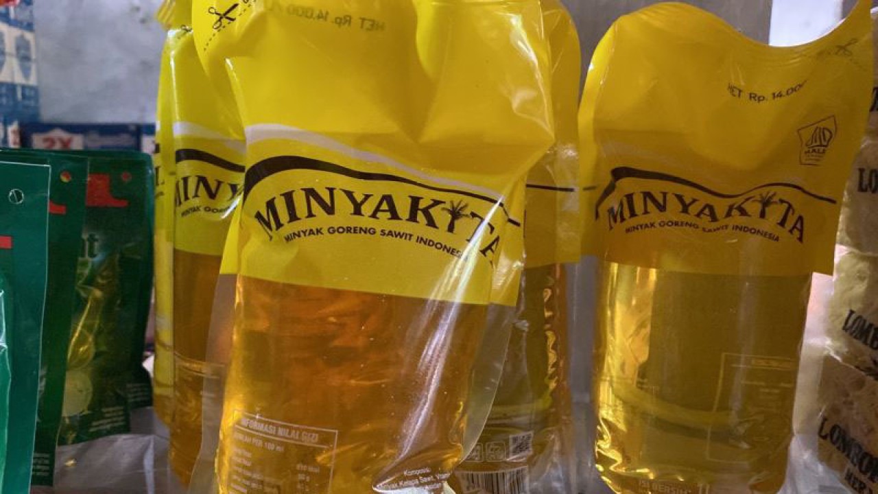 minyak goreng merek Minyakkita (ANTARA/Riadi Gunawan)