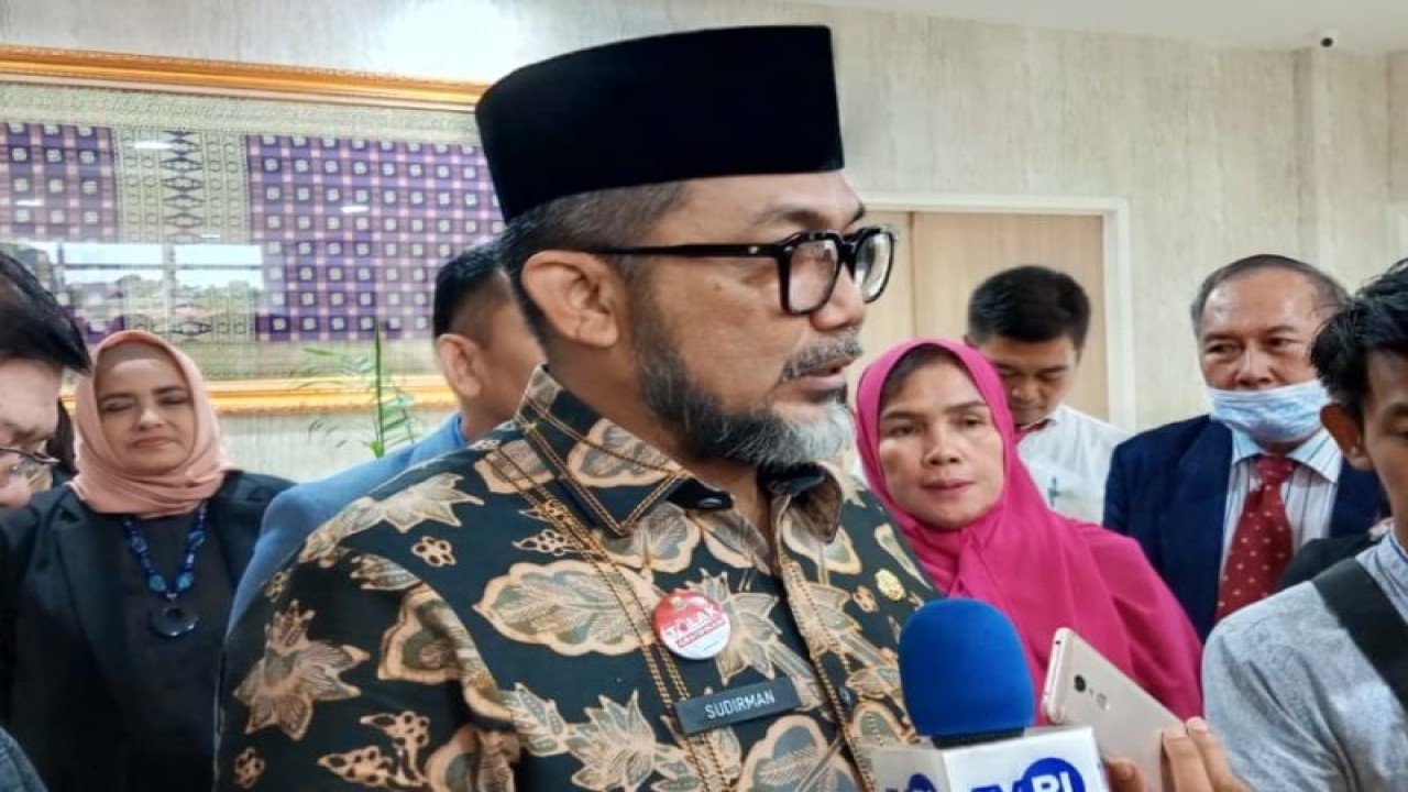 Sekdaprov Jambi Sudirman saat menjelaskan kelangkaan minyak subsidi Minyakita di Jambi, Sabtu (18/2/23). ANTARA/HO.