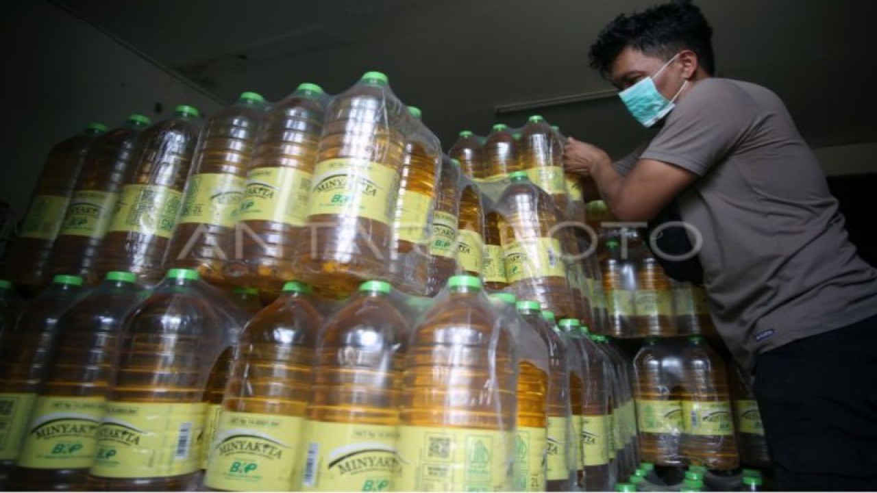 Pedagang menata minyak goreng MinyaKita kemasan botol satu liter di Pamulang, Tangerang, Selatan, Banten, Rabu (8/2/2023). Pemerintah melalui Kementerian Perdagangan akan menambah kuota minyak goreng bersubsidi MinyaKita dari sebelumnya 300 ribu ton menjadi 450 ribu ton per bulan sebagai upaya memenuhi kebutuhan pasar. ANTARA FOTO/Muhammad Iqbal/tom