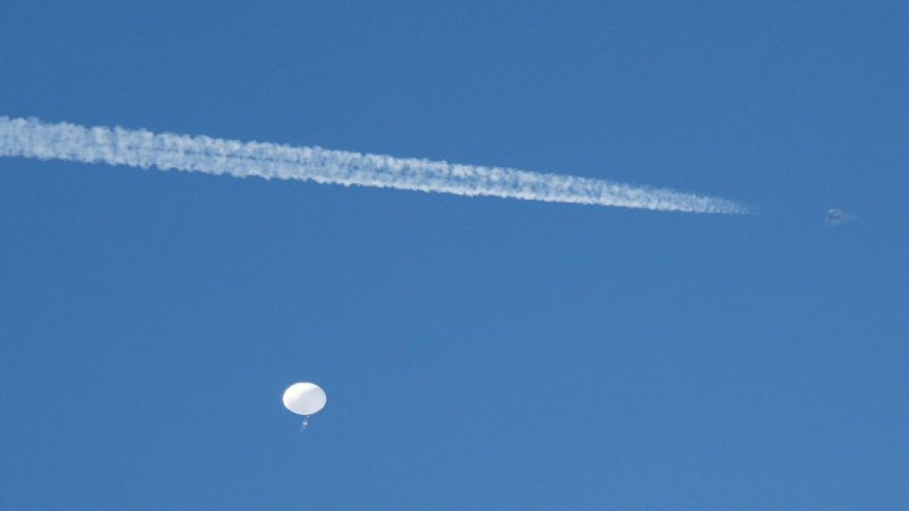 Foto arsip - Sebuah jet tempur terbang melewati benda diduga balon mata-mata China di atas lepas pantai Surfside Beach di South Carolina, Amerika Serikat, pada 4 Februari 2023. (REUTERS/RANDALL HILL)