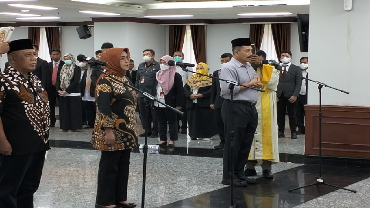 Tiga anggota Majelis Kehormatan Mahkamah Konstitusi (MKMK) diambil sumpah di Gedung MK Jakarta, Kamis, (9/2/2023). (ANTARA/Muhammad Zulfikar).