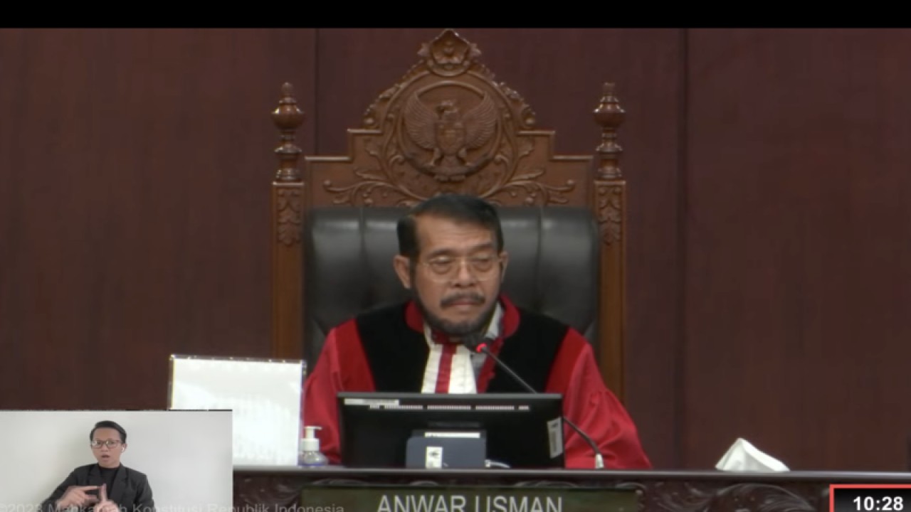 Tangkapan layar - Ketua Majelis Hakim Mahkamah Konstitusi Anwar Usman dalam sidang pembacaan putusan, seperti dipantau di kanal YouTube Mahkamah Konstitusi di Jakarta, Selasa (28/2/2023). (ANTARA/Putu Indah Savitri)