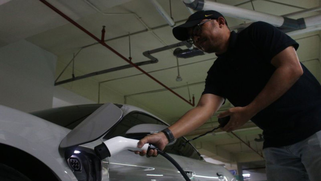 Arsip foto - Pengguna kendaraan listrik mencoba fasilitas Stasiun Pengisian Kendaraan Listrik Umum (SPKLU) Shell Recharge di Mal Pacific Place Jakarta, Kamis (19/1). (ANTARA/adnan nanda) (Ahmad Faishal)