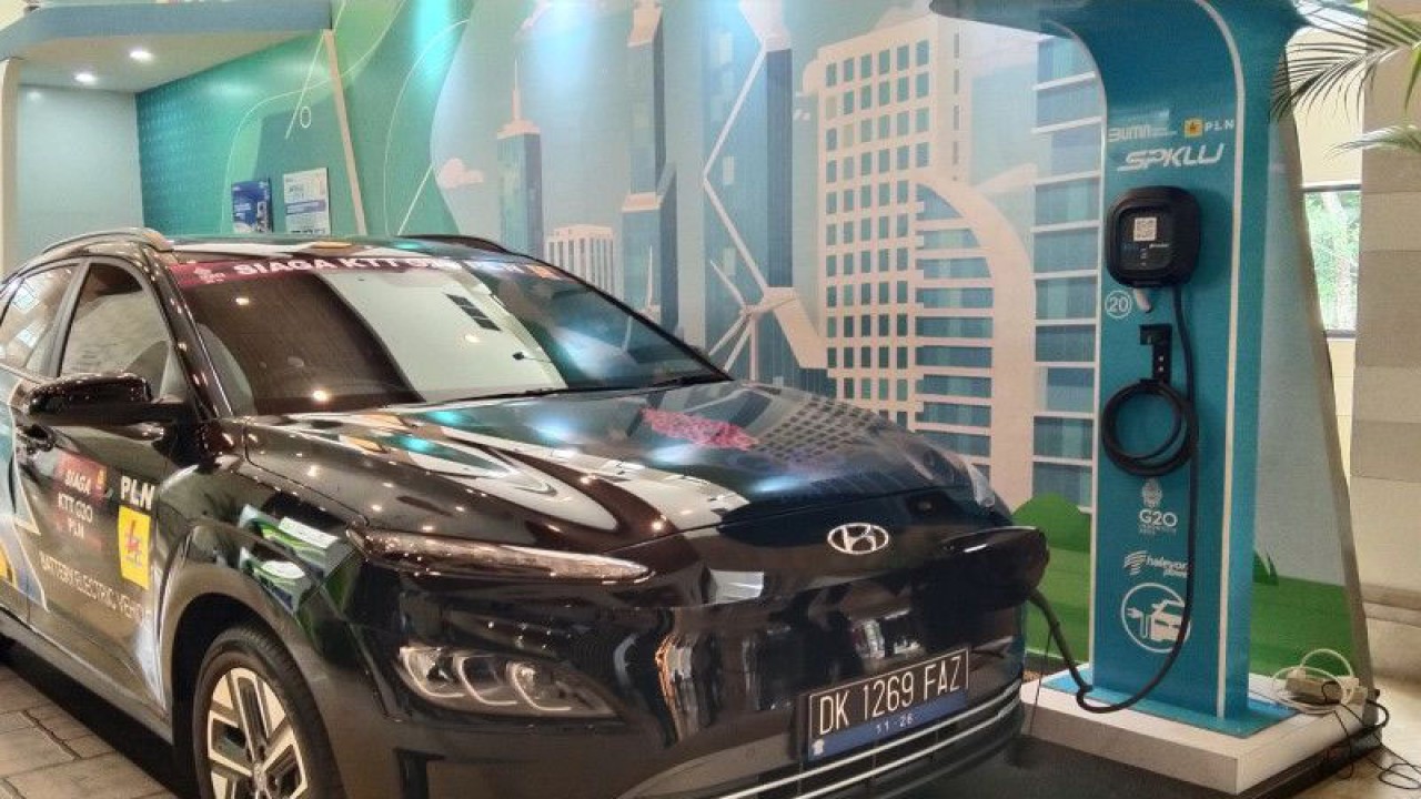 Mobil listrik dipamerkan pada Konvensi Industri Hulu Migas 2022 di Nusa Dua, Bali, Kamis (24/11/2022).ANTARA/Dewa Ketut Sudiarta Wiguna
