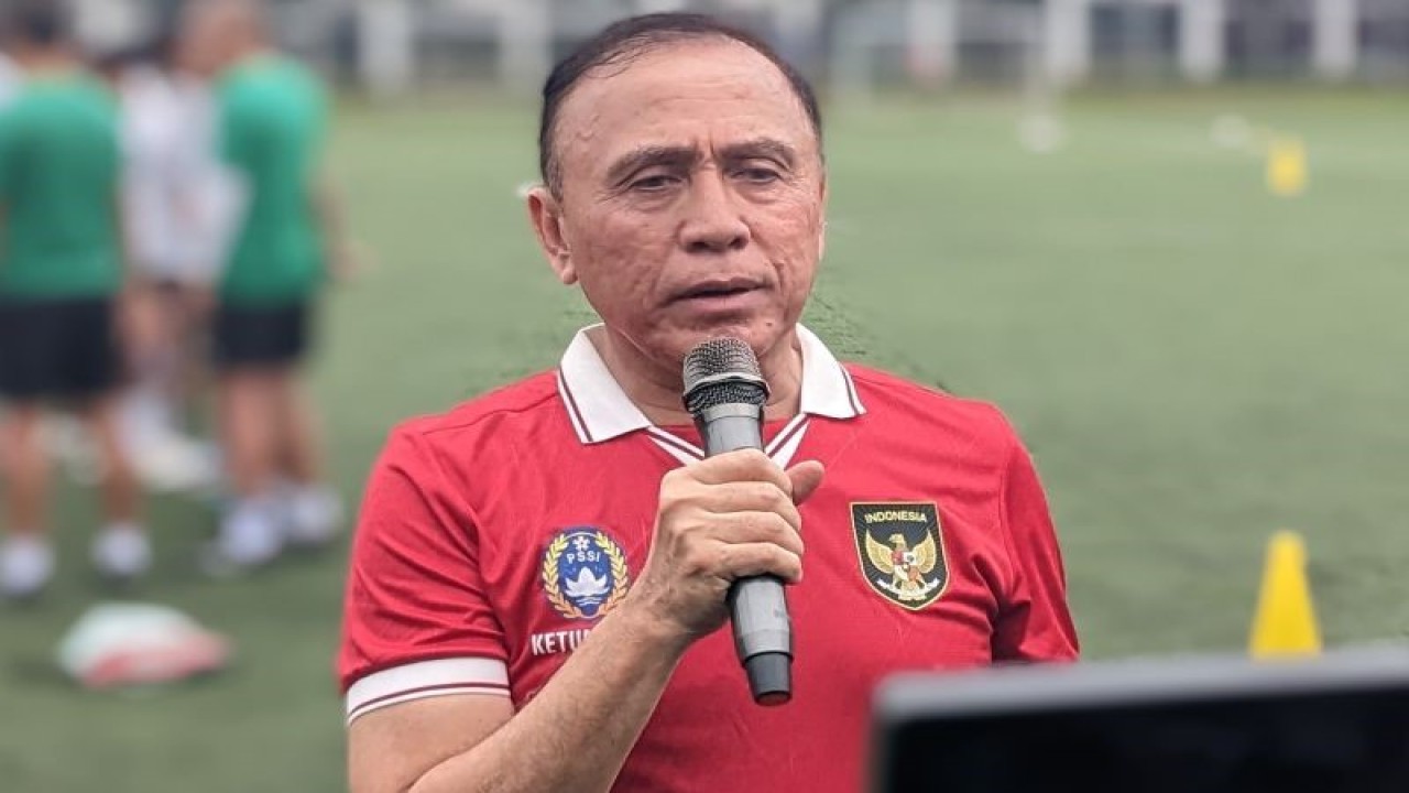 Ketua Umum PSSI Mochamad Iriawan memberikan pernyataan terkait tim nasional U-20 kepada pewarta di Lapangan C Gelora Bung Karno, Jakarta, Rabu (8/2/2023). (ANTARA/Michael Siahaan)