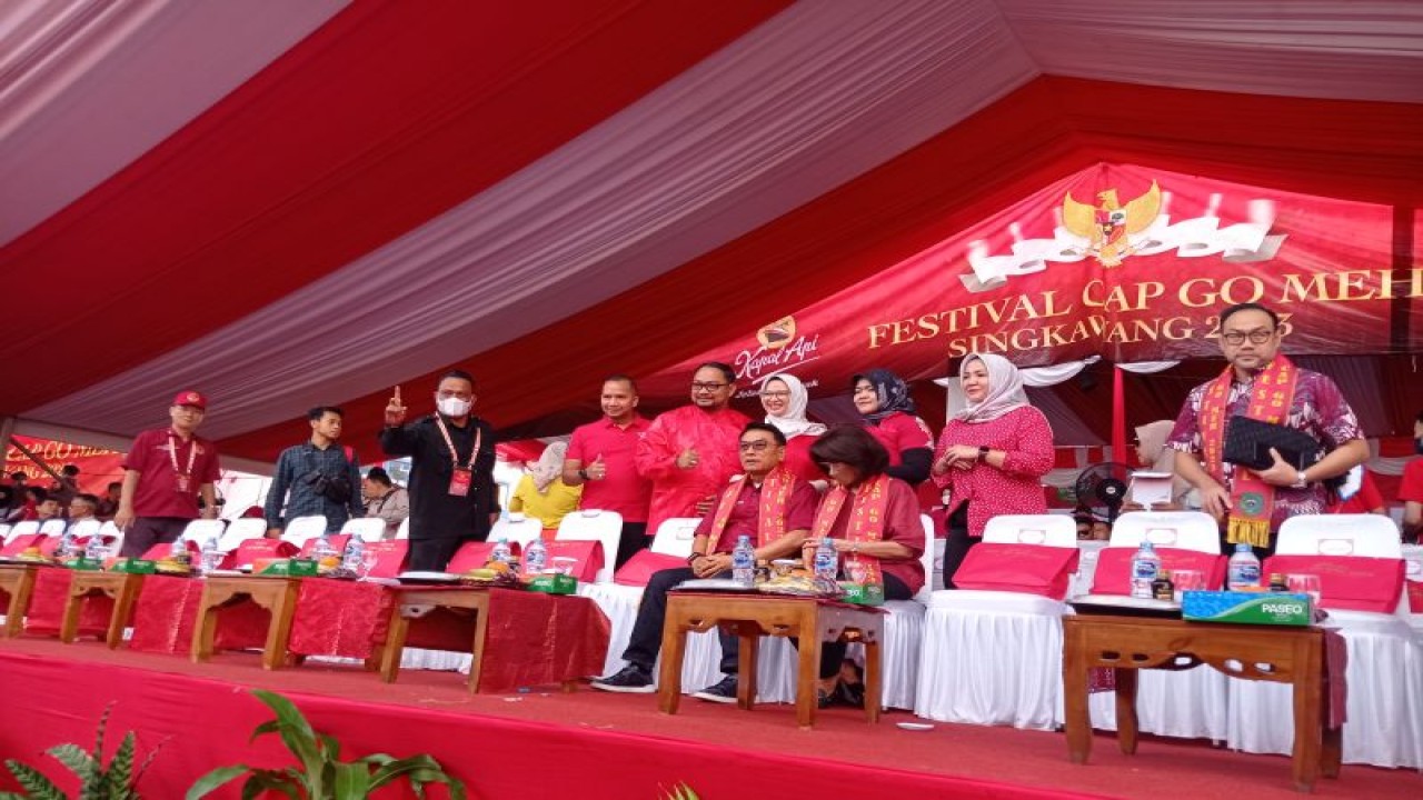 Kepala Staf Presiden Moeldoko berfoto bersama sejumlah tamu Festival Cap Go Meh di Singkawang, Kalbar, Minggu (5/2/2023). (ANTARA/Nurul Hayat)