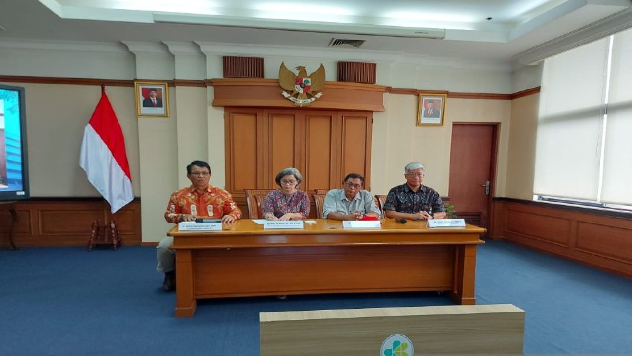 Juru Bicara Kementerian Kesehatan (Kemenkes) Moh Syahril (kiri), Kepala Badan Kebijakan Pembangunan Kesehatan (BKPK) Kemenkes RI, Syarifah Liza Munira, Epidemiolog FKM UI Pandu Riono dan Epidemiolog dari FKM UI Iwan Ariawan saat menyampaikan keterangan pers tentang Serologi Survei Januari 2023 di Gedung Kemenkes RI, Jakarta, Jumat (3/2/2023). (ANTARA/Andi Firdaus).