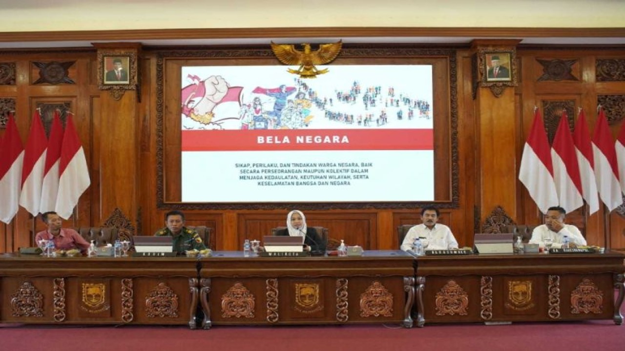 Wali Kota Mojokerto Ika Puspitasari saat kegiatan Peningkatan Kesadaran Bela Negara bagi anggota karang taruna se-Kota Mojokerto yang diselenggarakan Badan Kesatuan Bangsa dan Politik (Bakesbangpol) Kota Mojokerto, Rabu (15/2/2023). ANTARA/HO-Pemkot Mojokerto