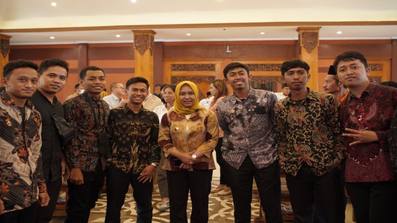Wali Kota Mojokerto Ika Puspitasari berfoto bersama peserta Sosialisasi Kerukunan Umat Beragama, di Ruang Sabha Mandala Madya, Kantor Pemkot Mojokerto, Selasa. (ANTARA/HO-Pemkot Mojokerto)