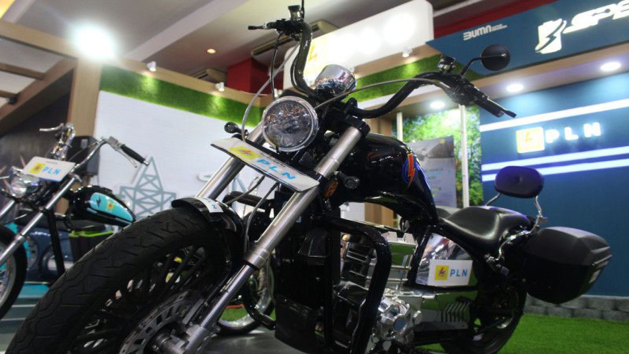 PLN menampilkan sejumlah motor konversi listrik di ajang Indonesia International Motor Show 2023 di Jakarta, Kamis (16/2). (Ahmad Faishal)