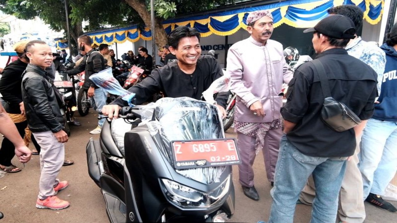 Aparatur desa membawa sepeda motor bantuan dari Pemkab Garut di Pendopo, Garut, Jawa Barat, Kamis (16/2/2023). (ANTARA/HO-Diskominfo Garut)