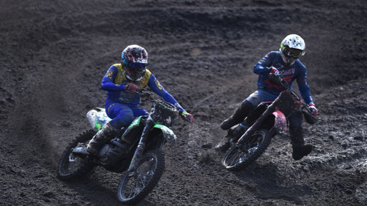 Pembalap asal Indonesia Diva Ismayana (kiri) dan pembalap tim Astra Honda Racing asal Indonesia Delvintor Alfarizi saling memacu motornya saat sesi kualifikasi pada seri ke-12 kejuaraan dunia motocross kelas MX2 Samota 2022 di Sumbawa, NTB, Sabtu (25/6/2022). Pada sesi kualifikasi tersebut, pembalap tim Red Bull KTM Factory Racing asal Prancis Tom Vialle mencatatkan waktu tercepat 25 menit 44,279 detik. ANTARA FOTO/Hafidz Mubarak A/wsj.