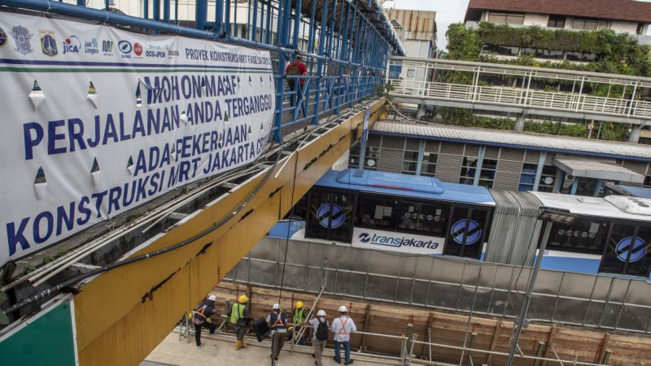Pekerja menyelesaikan proyek pembangunan transportasi Moda Raya Terpadu (MRT) Fase 2 di kawasan Jalan Gajah Mada, Jumat (17/2/2023). ANTARA FOTO/Muhammad Adimaja/foc.