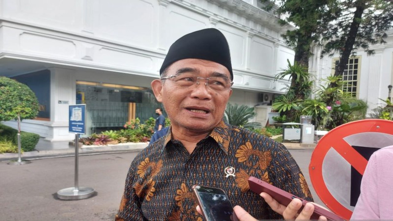 Menteri Koordinator Pembangunan Manusia dan Kebudayaan (Menko PMK) Muhadjir Effendy di Kompleks Istana Negara, Jakarta, Rabu (8/2/2023). (ANTARA/Mentari Dwi Gayati)