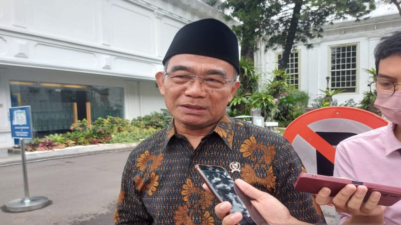 Menteri Koordinator Bidang Pembangunan Manusia dan Kebudayaan Muhadjir Effendy menyampaikan keterangan mengenai upaya penurunan angka kasus stunting di Kompleks Istana Kepresidenan Jakarta, Rabu (8/2/2022). (ANTARA/Mentari Dwi Gayati)