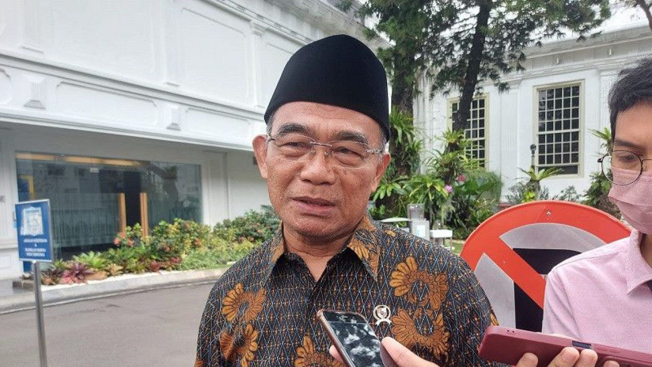 Menteri Koordinator Bidang Pembangunan Manusia dan Kebudayaan (Menko PMK) Muhadjir Effendy memberi keterangan kepada awak media di lingkungan Istana Kepresidenan Jakarta, Rabu (8/2/2023). (ANTARA/Mentari Dwi Gayati)