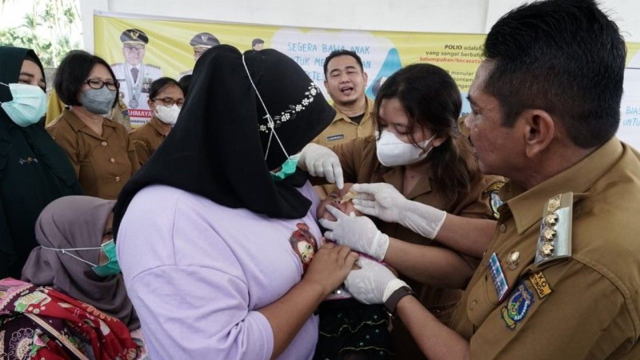 Pj. Wali Kota Tebing Tinggi Muhammad Dimiyathi, S.Sos., M.TP.saat meninjau langsung imunisasi Sub PIN Polio tahun 2023, di Kelurahan Lalang Kecamatan Rambutan. (ANTARA/HO)