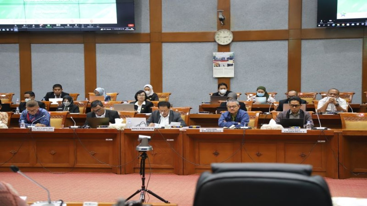 Kepala Perpustakaan Nasional Muhammad Syarif Bando (tengah) saat rapat kerja bersama Komisi X DPR RI. (ANTARA/HO-Perpusnas)