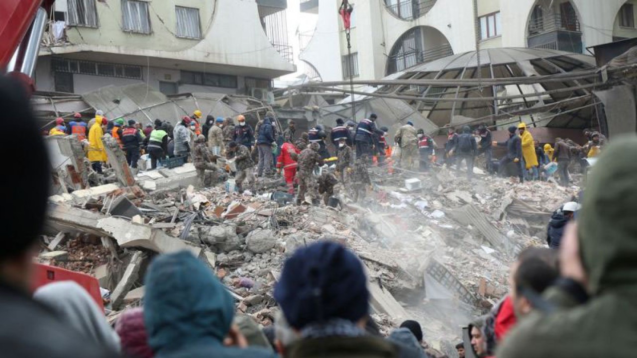 Petugas penyelamat mencari korban gempa di antara reruntuhan bangunan di Diyarbakir, Turki, Senin (6/2/2023). (ANTARA FOTO/REUTERS/Sertac Kayar/tom)