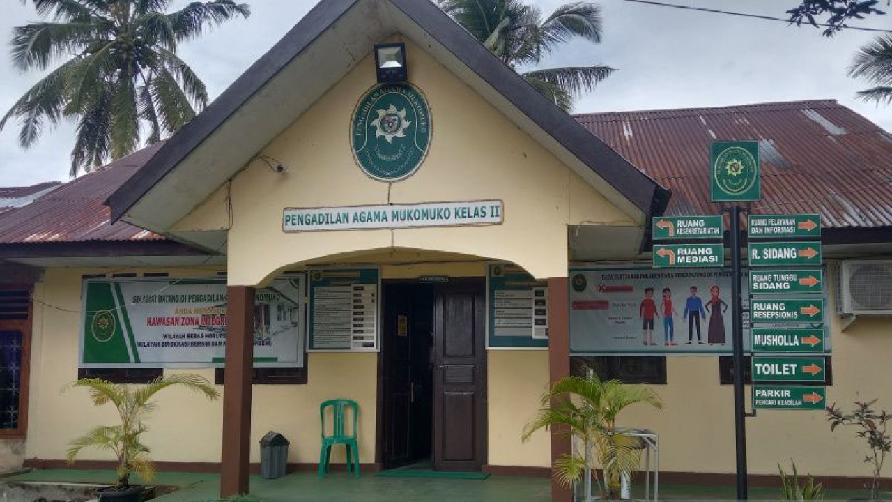 Suasana di depan Kantor Pengadilan Agama Kabupaten Mukomuko, Rabu (1/2/2023) ANTARA/Ferri.