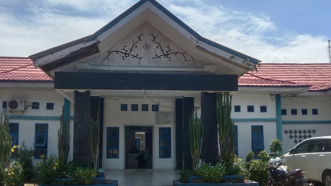Suasana di depan Dinas Pengendalian Penduduk, Keluarga Berencana, Pemberdayaan Perempuan, dan Perlindungan Anak Kabupaten Mukomuko Rabu (18/1/2023) ANTARA/Ferri.